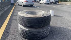 國道1，彰化段，貨車輪胎害4車追撞，52歲陳姓駕駛慘亡，「風火輪」空中彈射，奪命驚悚畫面曝(圖／翻攝畫面)