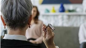 男友收入遞減少給2千孝親費，未來婆婆竟向原PO妹妹開討。（示意圖／翻攝pixabay）