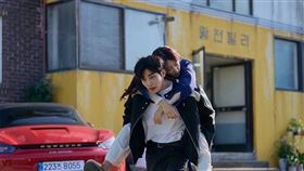 夯劇「來自地獄的法官」中出現的紅色保時捷竟成詐團新梗。（圖／翻攝自影集劇照）