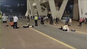 廣東珠海市香洲區體育中心11日晚間發生汽車無差別撞人事件，社群影片可見多人受傷倒地。（圖／翻攝自x.com/whyyoutouzhele）
