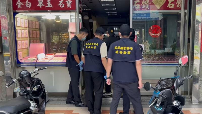 新／苗栗銀樓2度遭搶　男搶走金飾拔腿逃