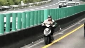 台南徐翁騎車誤闖國道3號，還逆向行駛在內側車道。（圖／翻攝自爆料公社）