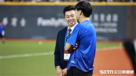 ▲世界12強棒球錦標賽，旅美球員鄭宗哲擔任台多戰球評，賽前和林立敘舊。（圖／記者劉彥池攝影）