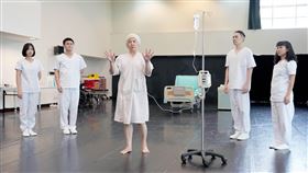 《當妳轉身之後》主要場景在主角王琄（中）飾演的病患與圍繞四周的醫護人員，演員左起為程時雍、邱逢樟、賴震澤、李筠媗。（圖／綠光劇團提供）