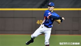 ▲世界12強棒球錦標賽台多大戰，台灣隊二壘手李凱威撲接美技守下「無安打比賽」。（圖／記者劉彥池攝影）