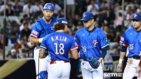 ▲世界12強棒球錦標賽台多大戰，台灣隊先發投手黃子鵬身體不適在7局下退場，林凱威上場接替。（圖／記者劉彥池攝影）