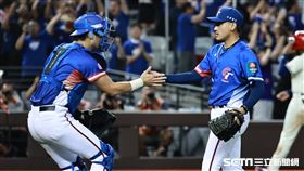 ▲世界12強棒球錦標賽台多大戰，台灣隊捕手林家正和吳俊偉握手。（圖／記者劉彥池攝影）