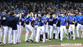 ▲世界12強棒球錦標賽台多大戰，台灣隊2：1擊敗多明尼加，球員賽後擊掌慶祝勝利。（圖／記者劉彥池攝影）