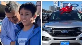 加州自閉症男童孩莫拉萊斯先前因「掰彎」賓士車頭標誌被車主呼巴掌，而男童一家四口「以車為家」的處境也被曝光，意外獲車商贈新車。（圖／翻攝自X）