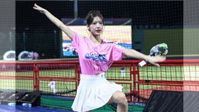 富邦悍將啦啦隊Fubon Angels李晧禎為韓國隊應援。（圖／WBSC提供）