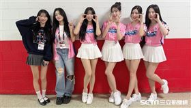 韓籍啦啦隊李貞潤（左1）、金泰琳（左2）首次踏進台灣球場，很期待15日就能進去台北大巨蛋。（圖／記者蔡厚瑄攝影）