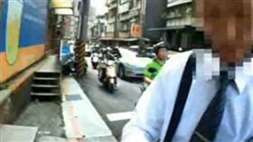 北市警方日前發現一名男子違規穿越馬路，原來竟是逃亡9年有餘的磁能吸金案主嫌謝均權。（圖／翻攝畫面）