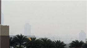 台中14日空氣品質不佳，能見度差。（圖／蘇一峰醫師臉書）