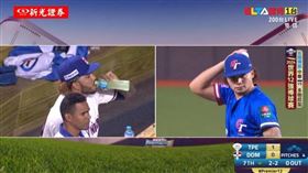 有網友發現，多明尼加中繼投手洛佩斯（左）外貌與中華隊投手林凱威（右）十分相似。（圖／翻攝自臉書／愛爾達體育家族）