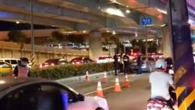 混凝土土塊砸落地，不慎波及無辜轎車。（圖／翻攝自我是中和人）