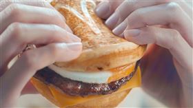 麥當勞 厚鬆餅堡（圖／翻攝自麥當勞官網）