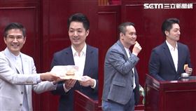 ▲曾獻瑩拿出熱門的鬆餅漢堡與蔣萬安合影