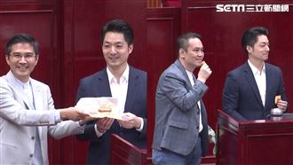 12強挺台灣！議員送壽司、鬆餅堡與蔣合照