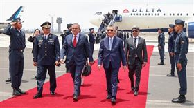 台灣領袖代表林信義（前左4）在當地時間13日上午搭乘專機飛抵利馬參加APEC。（圖／報系資料照）