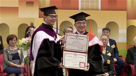 ▲台大96週年校慶，臺灣大學校長陳文章頒授蔡明忠名譽博士學位（圖／翻攝自台大Youtube）