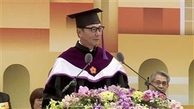 ▲台大96週年校慶，富邦金董座蔡明忠獲頒名譽法學博士學位（圖／翻攝自台大Youtube）