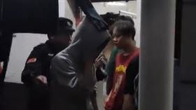 夜闖男大生宿舍，偷拍洗澡，存200G偷拍片被逮辯：要給女友看(圖／翻攝自微博)