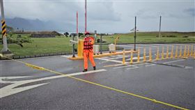 颱風天兔逼近，台東縣政府公告劃定山區、海邊、溪流管制進入，違者最高可罰新台幣25萬元以下罰鍰，今天上午8時30分生效。