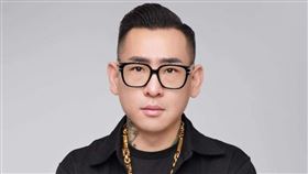 蹦闆透露弟弟將錢放在車尾翼全部飛走。（圖／翻攝自蹦闆臉書）