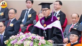 富邦集團董事長蔡明忠15日獲頒臺大名譽法學博士學位。（圖／黃威彬攝）