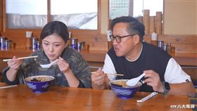 詹姆士(右)、卓文萱(左)品嚐每日限量的山形拉麵。（圖／八大提供）