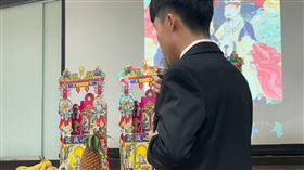 身穿西裝的學生拿起麥克風，當場即興唱出《爐香讚》。（圖／翻攝自Threads）