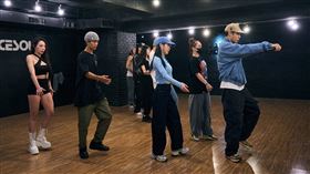 周湯豪為演唱會身兼歌手、創意總監、造型總監… 更一手包辦70套造型。（圖／環球音樂提供）