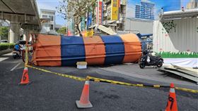 北市內湖區內湖路一處工地今天（15日）上午11時許發生一起意外，該處新建工地內的水泥塔不明原因倒塌，一名男子騎車閃避不及被當場砸中，警消人員獲報到場救援，男騎士右腳膝蓋骨折、全身多擦挫傷，現已由救護車送往內湖三總急救，詳細意外原因待調查釐清。
