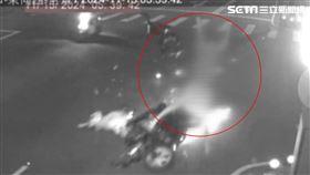 老翁當場彈飛兩公尺高，呈現「大字型扯肉身」墜地慘死。（圖／翻攝畫面）
