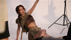 高宇蓁工作時側拍，緊身露肚裝讓她拍攝時不敢吃太多。（圖／鵲兒喜娛樂經紀提供）