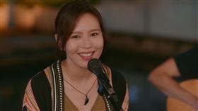 劉品言在戲裡飾演一名街頭藝人卉芝，同時也是單親媽媽。（圖／紅）杉娛樂提供）