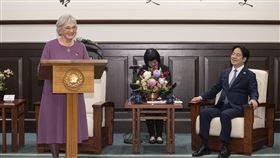 賴總統接見丹麥國會議員訪問團  凱爾斯加德致詞總統賴清德（右）15日在總統府接見丹麥國會議員訪問團，訪團代表凱爾斯加德（Pia Kjarsgaard，另譯：柯絲高）（左）致詞表示，丹麥與台灣的交流非常重要，丹麥有綠能，台灣有高科技，又共享民主價值，應該互相學習。中央社記者鄭清元攝  113年11月15日