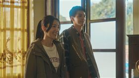 《不如海邊吹吹風》郭雪芙（左）和陳柏霖再度合作默契絕佳，兩人一現身就CP感十足。（圖／大川大立提供）