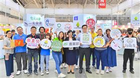 農業部國際事務司的蕭柊瓊司長（中）抵達臺灣國際食品暨設備展訪視成功通過計畫輔導的農產品業者。（圖／農業部提供）