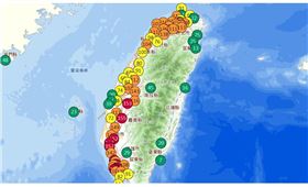 今天(15日)下午2時許，台灣西半部空品不佳。(圖／取自環保部的官網)