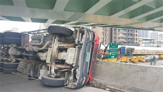 北市水快水泥車翻車！駕駛命危送醫