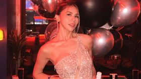 蕾菈穿上「裸紗」現身生日派對。（圖／翻攝自蕾菈IG）