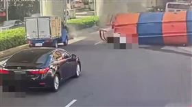 北市內湖區內湖路一處工地今天（15日）上午11時許發生一起意外，該處新建工地內的水泥塔不明原因倒塌，一名男子騎車閃避不及被當場砸中，警消人員獲報到場救援，男騎士右腳膝蓋骨折、全身多擦挫傷，現已由救護車送往內湖三總急救