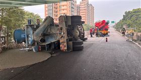  水源快速道路混泥土車翻覆。（圖／翻攝畫面）
