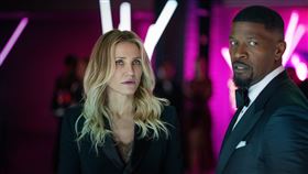 卡麥蓉狄亞（左）、傑米福克斯演出電影《特務再出發》。（圖／Netflix提供）