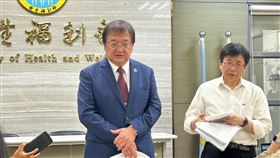 邱泰源會後與周志浩等人，向記者再次說明今日溝通事項與重申原則。（圖／記者簡浩正攝影）