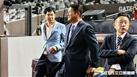 ▲世界12強棒球賽，前日職佐佐木主浩（右）現身賽前練習。（圖／記者劉彥池攝影）