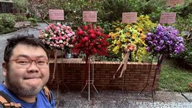 四叉貓贈送祝賀花籃到朱學恆住家。（圖／翻攝自四叉貓臉書）