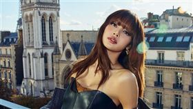 BLACKPINK的泰籍成員Lisa遭多項操控媒體帶風向。（圖／翻攝自lalalalisa_m IG）