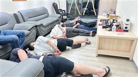 直播主的背後竟是一群壯碩刺青男在扮演。（圖／翻攝畫面）